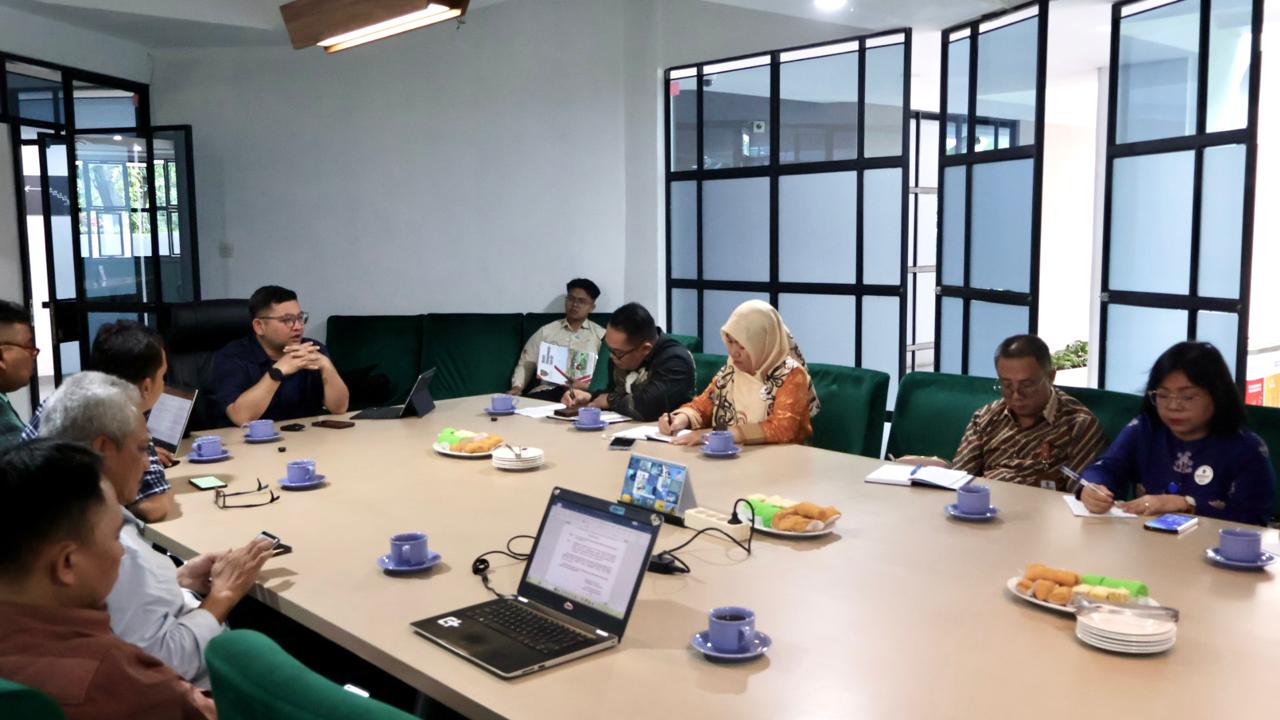 Delegasi Pemprov Kalteng saat melakukan Studi Komparatif di Kantor Pemprov Jabar, mendiskusikan penerapan budaya kerja ASN BerAKHLAK.
