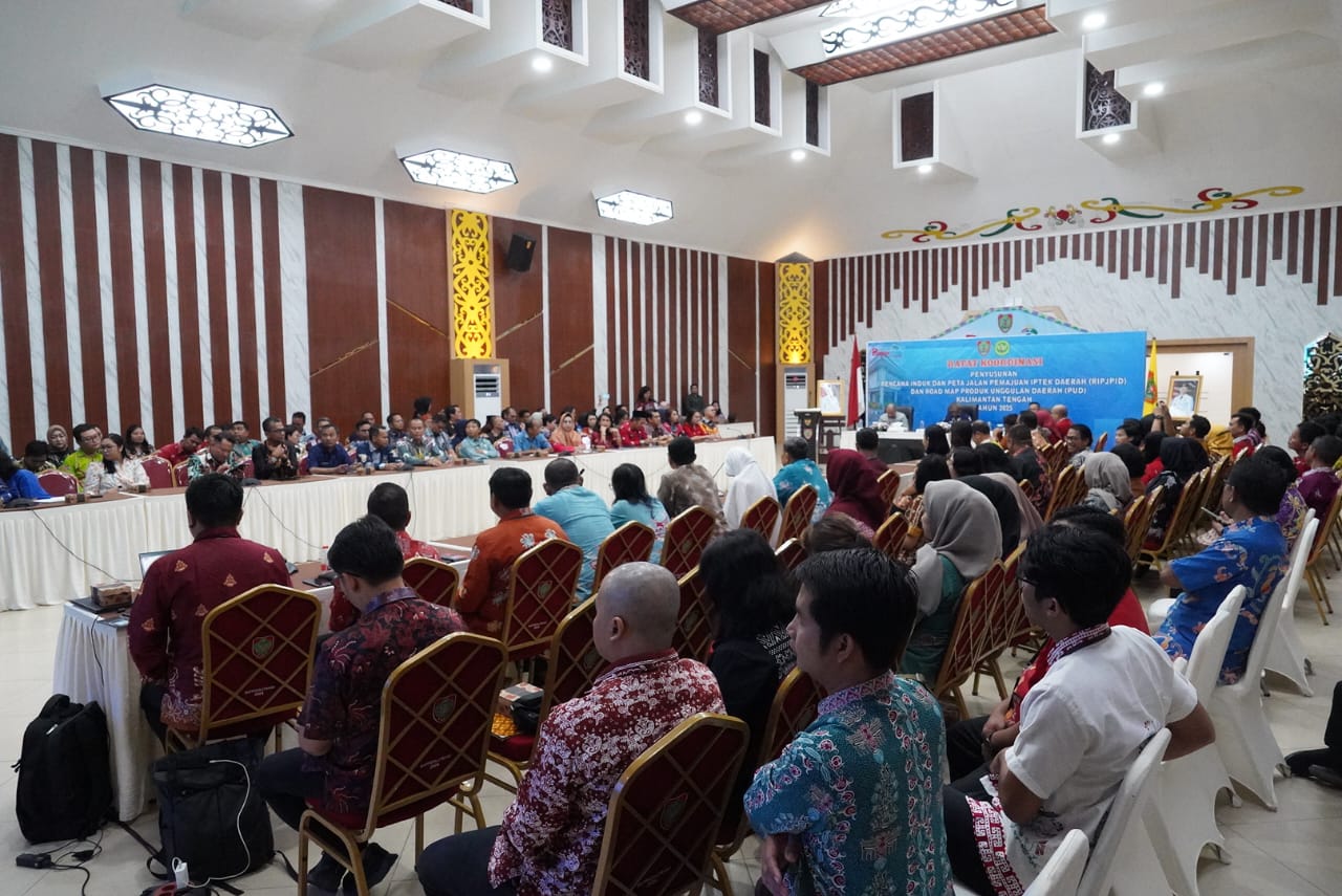 Plt Sekda Kalteng M. Katma F. Dirun membuka Rapat Koordinasi RIPJPID dan Road Map PUD 2025 di Aula Bapperida Kalteng.