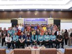Seorang pejabat Dinas PMD Kalteng memberikan sambutan dalam Bimtek PRODESKEL dan EPDESKEL 2025 di Ballroom Alltrue Hotel Palangka Raya, diikuti oleh peserta dari berbagai desa dan kelurahan.