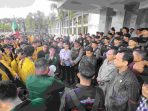Sejumlah mahasiswa melakukan aksi demonstrasi di depan gedung DPRD Kalteng, menyuarakan penolakan terhadap efisiensi anggaran pendidikan dan kesehatan.