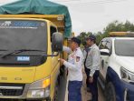 Sejumlah petugas dari Dinas Perhubungan, Ditlantas Polda Kalteng, dan instansi terkait tengah memeriksa truk angkutan barang di Ruas Jalan Nasional Palangka Raya – Bagugus (Bukit Rawi) dalam operasi gabungan penegakan hukum.