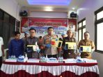 Kapolres Barito Selatan AKBP Asep Bangbang Saputra, S.I.K., memimpin pemusnahan barang bukti sabu seberat 59,68 gram dalam konferensi pers di Aula Pucuk Rebung Polres Barsel.
