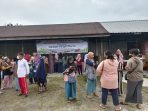 Sejumlah warga Palangka Raya sedang membeli bahan pokok dengan harga subsidi dalam kegiatan Gerakan Pangan Murah (GPM) yang digelar oleh Dinas Ketahanan Pangan Provinsi Kalimantan Tengah menjelang Ramadan.