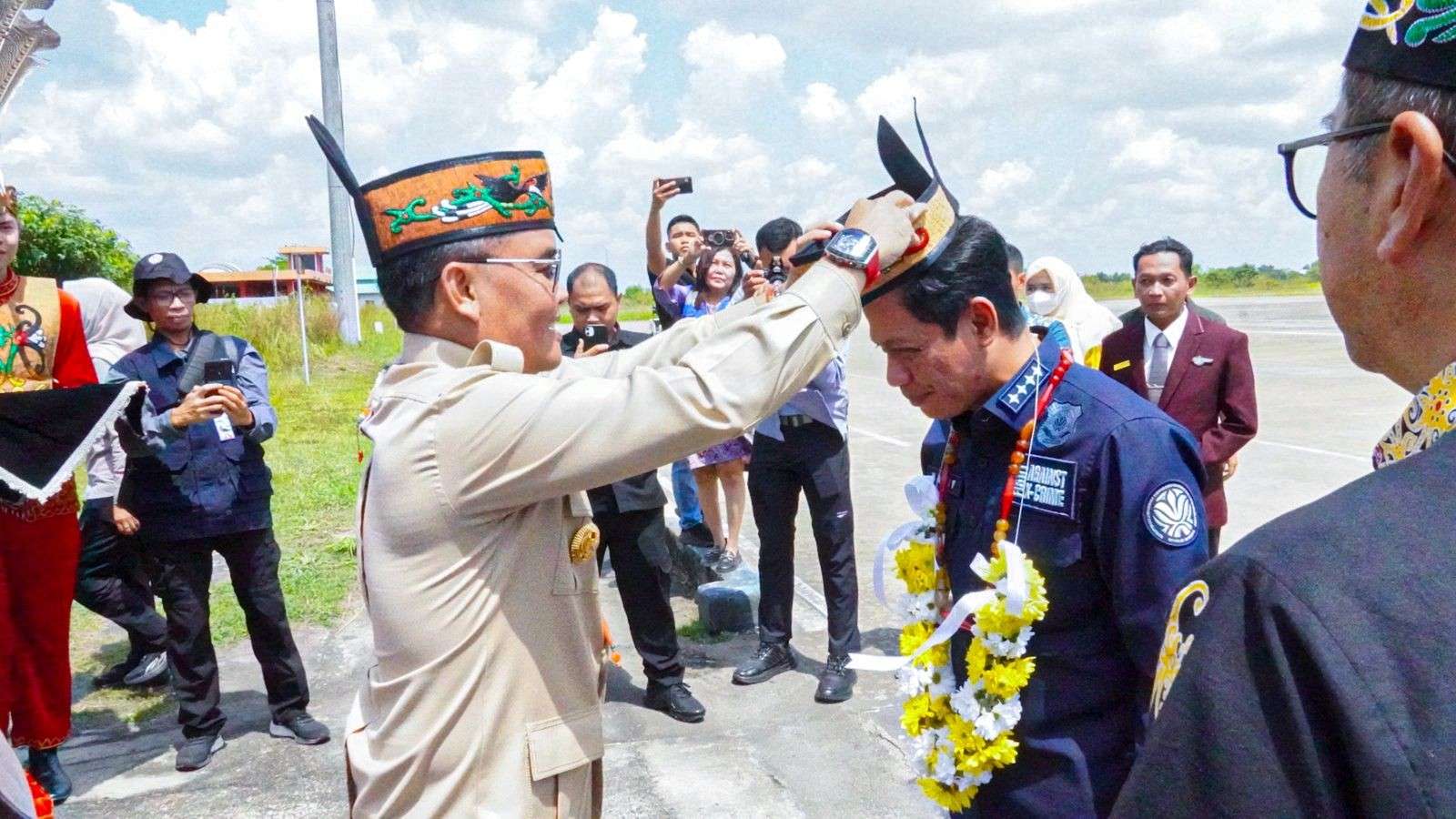 Gubernur Kalteng Sambut Menteri LH dengan Prosesi Adat Dayak, Perkuat Sinergi Penanggulangan Karhutla